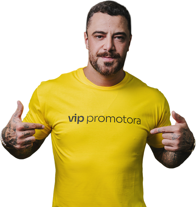 Felipe Titto vestindo camiseta da VIP
